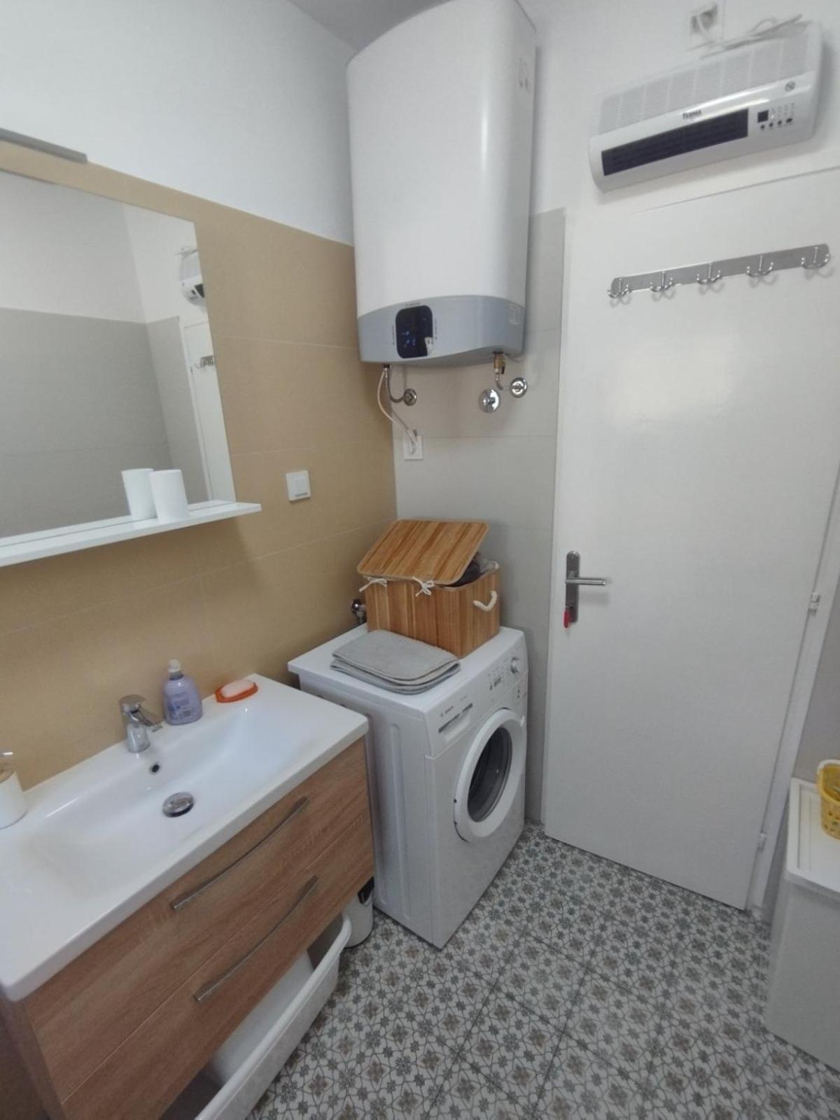 Apartman Kora Njivice Esterno foto